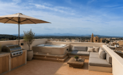 Terraza en la azotea con jacuzzi, salón, parrilla y vista panorámica sobre Felanitx y las montañas