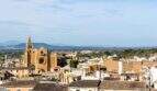 Vistas panorámicas sobre los tejados de Felanitx con iglesia histórica, zonas verdes y montañas al fondo