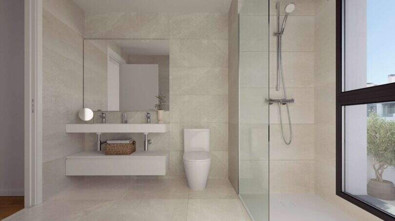 Modernes Chalet-Badezimmer mit Walk-in-Dusche, Wandhänge-Waschtisch und großen Beigefliesen, Neubau Palma de Mallorca
