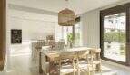 Heller Wohn-Essbereich mit moderner Küche, Holztisch und Terrassenzugang im Neubau-Chalet Palma