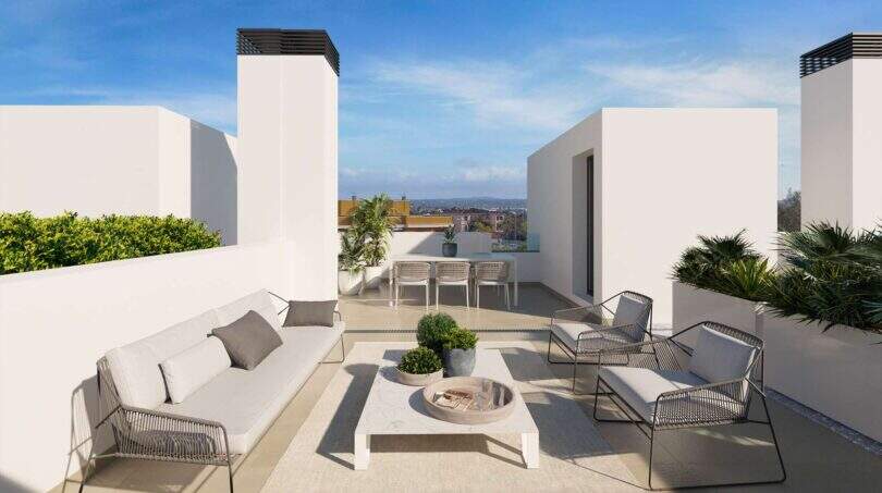 Sonnige Dachterrasse mit Lounge-Möbeln und Essbereich, Neubau-Chalet in Palma de Mallorca