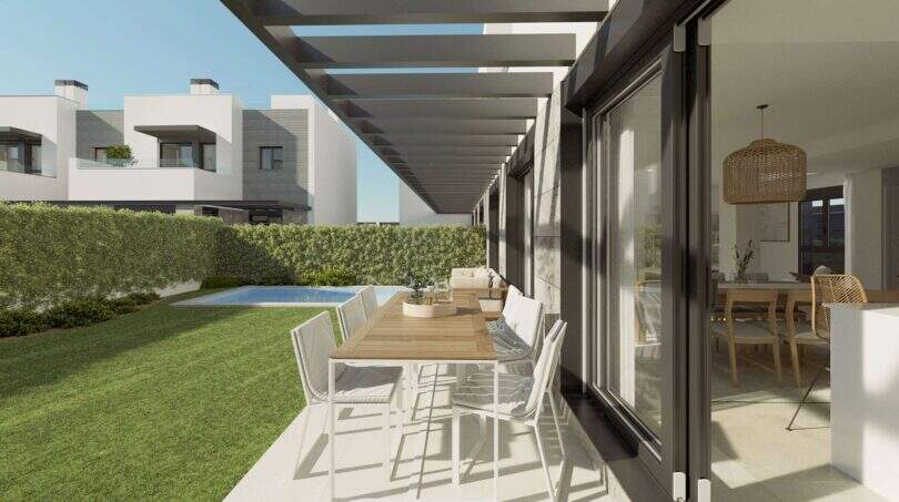 Überdachte Terrasse mit Esstisch, Blick auf Garten und Pool, moderne Neubau-Chalets in Palma de Mallorca