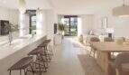 Heller Wohn-Kochbereich mit Kücheninsel, Esstisch und Gartenblick in modernem Neubau-Chalet Palma de Mallorca