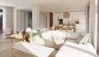 Heller Wohnbereich eines Neubau-Chalets in Palma mit weißem Sofa, Marmortresen und offener Küche