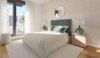 Helles Schlafzimmer im Neubau-Chalet Palma mit grünem Polsterbett, Holzboden und Balkonzugang