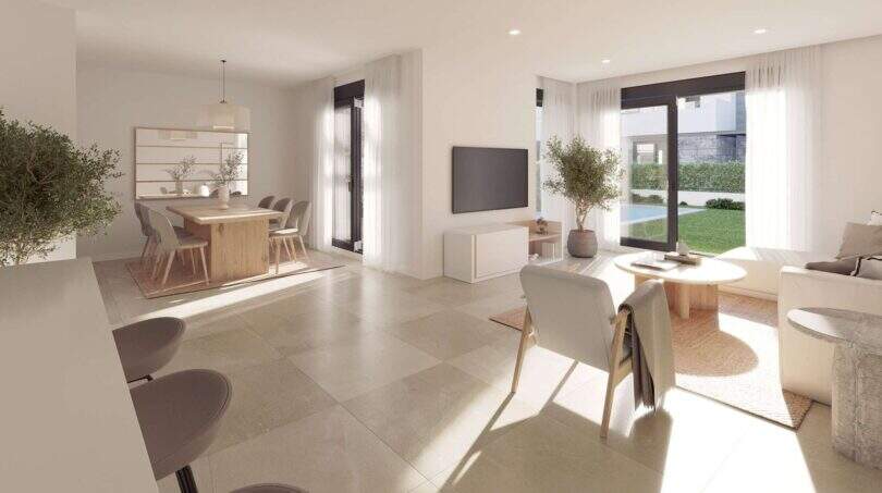 Heller Wohn-Essbereich im Neubau-Chalet Mallorca mit modernem Design, großen Fenstern und Poolblick