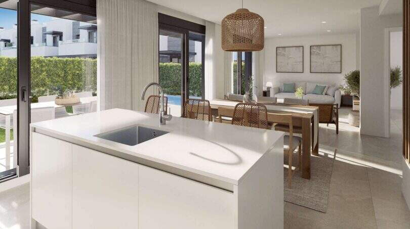 Modernes Neubau-Chalet in Palma: offene Küche mit Insel, Essbereich und Wohnzimmer mit Poolblick