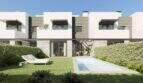 Außenansicht moderner Neubau-Chalets in Palma mit privatem Pool, Sonnenterrasse und gepflegtem Garten.