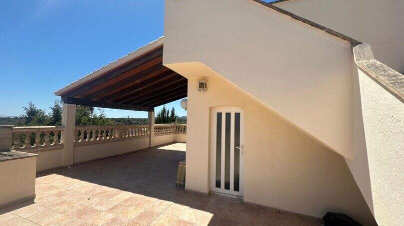 Sonnige Dachterrasse mit Pergola, Natursteinboden und Balustrade mit Meerblick in Cala Murada
