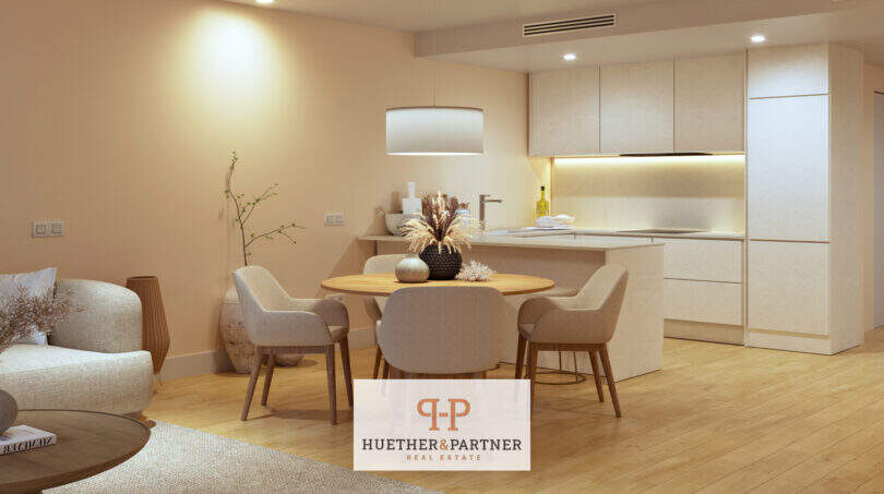 Heller Wohn-Essbereich mit moderner Küche, Rundtisch und Holzboden im Penthouse Cor 39, Palma de Mallorca