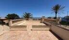 Geräumige Dachterrasse mit Steinbalustrade, Palmen und Meerblick der Villa in Cala Murada