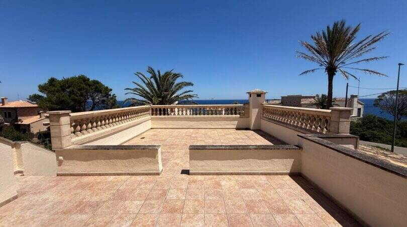 Geräumige Dachterrasse mit Steinbalustrade, Palmen und Meerblick der Villa in Cala Murada