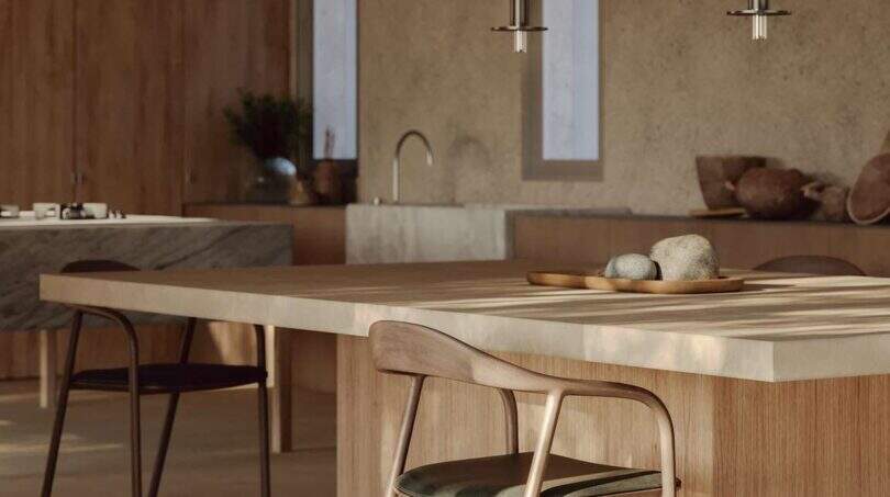 Helle Designerküche mit Holztisch, Pendelleuchten und Natursteinwänden in Villa Santanyí