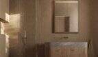 Luxus-Badezimmer der Designer-Villa Santanyí mit Regendusche, Holzwaschtisch und Marmor in warmen Erdtönen.