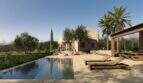 Außenbereich der Designer-Villa Santanyí mit Infinity-Pool, Sonnenliegen, Pergola und mediterranem Garten.