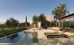 Área exterior de la villa de diseñador Santanyí con piscina infinita, tumbonas, pérgola y jardín mediterráneo.