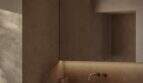 Minimalistisches Badezimmer der Designer-Villa Santanyí mit Naturstein-Waschtisch, Holzunterschrank und indirekter Beleuchtung.