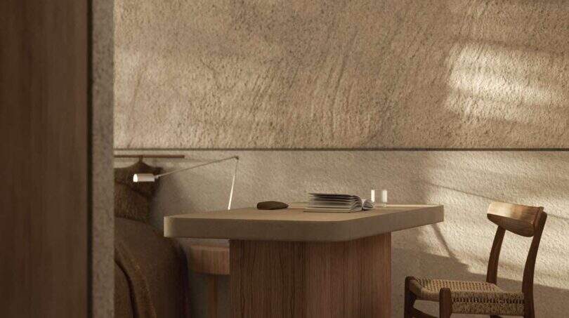 Minimalistisches Arbeitszimmer mit Holzschreibtisch, Rattanstuhl und Lehmputzwänden in Designer-Villa Santanyí