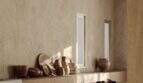 Mediterrane Küche der Designer-Villa Santanyí mit Steinwänden, Holzbalken und handgefertigter Keramik