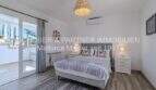 Helles Schlafzimmer der mediterranen Villa in Sa Coma mit Doppelbett, Klimaanlage und Zugang zur Terrasse.