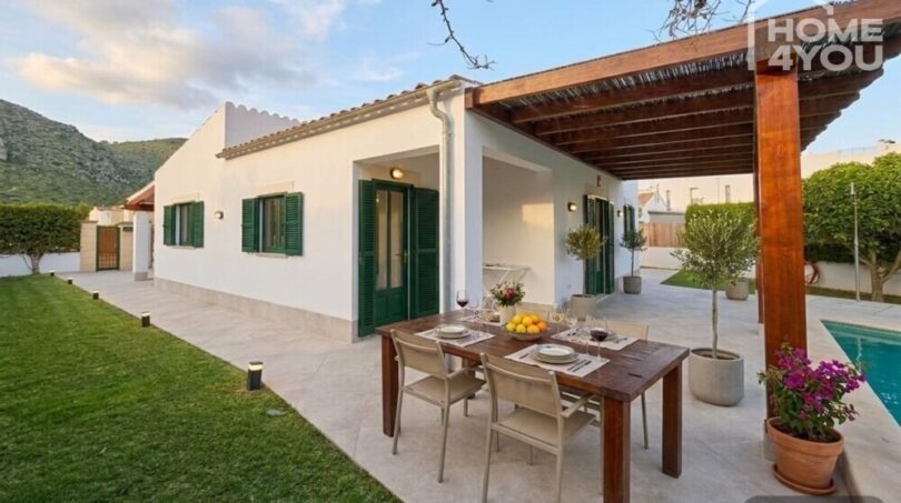 Bungalow Alcúdia: Terrace with wooden pergola, dining table, garden and pool – holiday home with ETV license near the beach.