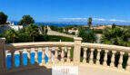 Eleganter Balkon mit Balustrade, Blick auf Pool, Palmen und Mittelmeer, Villa Sa Torre Llucmajor