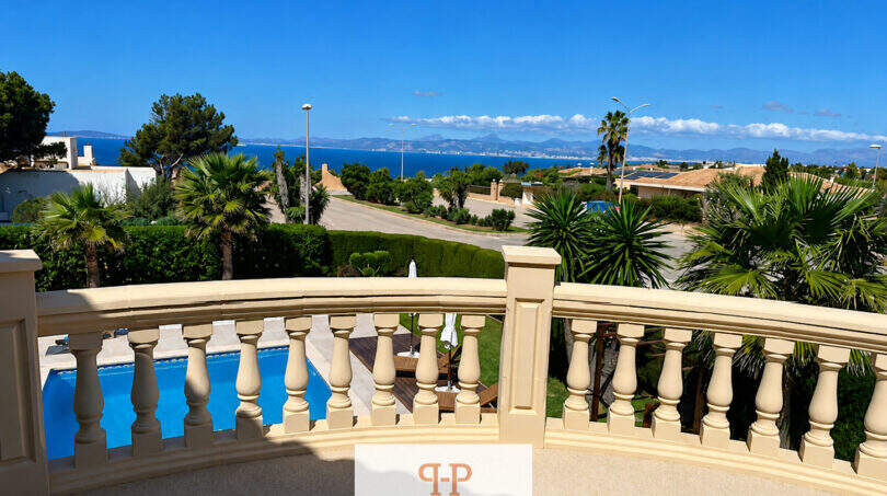 Eleganter Balkon mit Balustrade, Blick auf Pool, Palmen und Mittelmeer, Villa Sa Torre Llucmajor