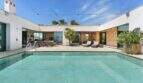 Modern design house in S'Alqueria Blanca: Large pool in the courtyard with lounge area and palm trees.
