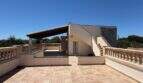 Großzügige Dachterrasse mit Balustrade, überdachtem Sitzbereich und Treppenaufgang der mediterranen Villa in Cala Murada