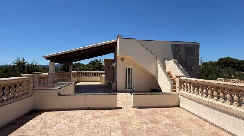 Großzügige Dachterrasse mit Balustrade, überdachtem Sitzbereich und Treppenaufgang der mediterranen Villa in Cala Murada
