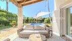 Überdachte Terrasse mit Loungesofa, Sonnenschirm und Pool der mediterranen Villa in Sa Coma.