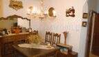 Rustikales Esszimmer mit Holzmöbeln, Kronleuchter und dekorativen Wandelementen im Dorfhaus Felanitx
