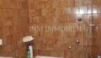 Badezimmer mit Badewanne und braunen Fliesen im Dorfhaus Felanitx