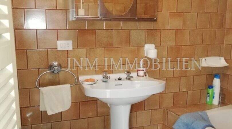 Badezimmer mit Waschbecken, Bidet und Badewanne, braune Wandfliesen, Dorfhaus Felanitx