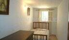 Kleines Schlafzimmer mit Holzbett, Fenster und religiösen Wandbildern im Dorfhaus Felanitx