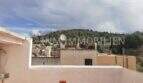 Dachterrasse des Dorfhauses in Felanitx mit Blick auf umliegende Dächer und bewaldeten Hügel