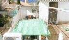Dachterrasse des Dorfhauses in Felanitx mit Sonnenschutznetz, Klimaanlage und kleinem Lagerraum