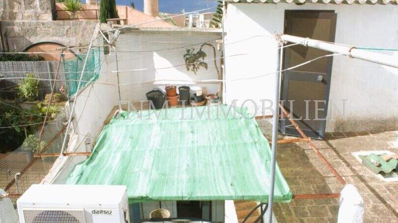Dachterrasse des Dorfhauses in Felanitx mit Sonnenschutznetz, Klimaanlage und kleinem Lagerraum