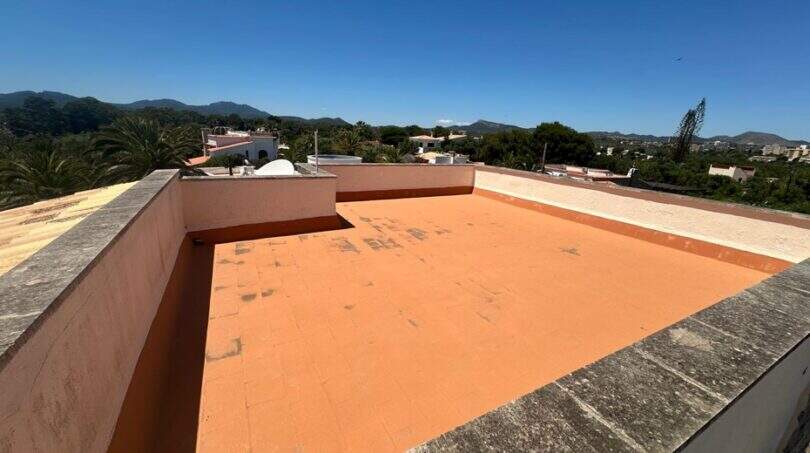 Großzügige Dachterrasse mit Bergblick und mediterraner Vegetation der Villa in Cala Murada