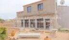 Außenansicht Landhaus Mallorca: Rustikale Finca mit Terrasse, Amphoren und Gravel-Garten in Portocristo