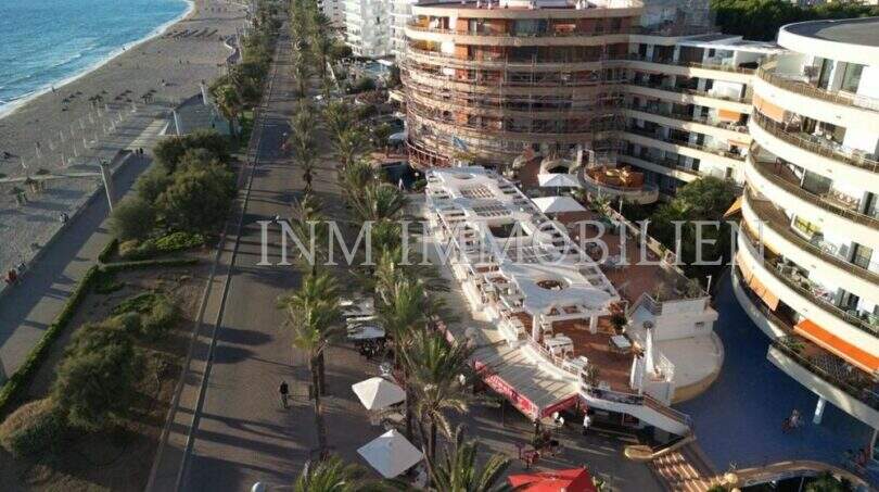Luftaufnahme der Bar-Cafeteria an der Playa de Palma mit Sonnenterrasse, Strandpromenade und Meerblick.