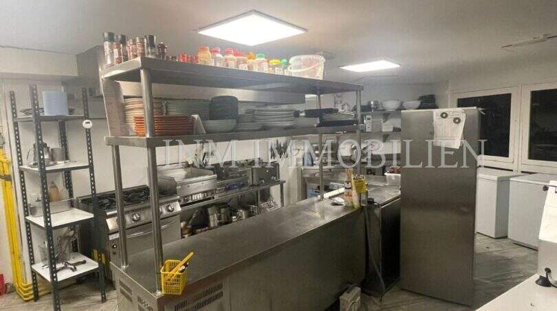 Gewerbliche Profiküche mit Edelstahlausstattung, Kochstation, Regalen und Kühlgeräten in Bar/Cafeteria Palma de Mallorca