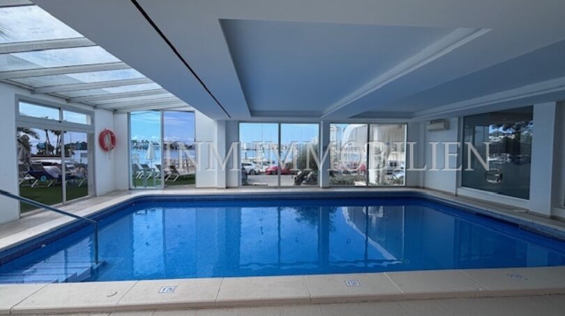 Überdachter Innenpool mit Panoramafenstern und Meerblick im Apartmentkomplex in Palmanova