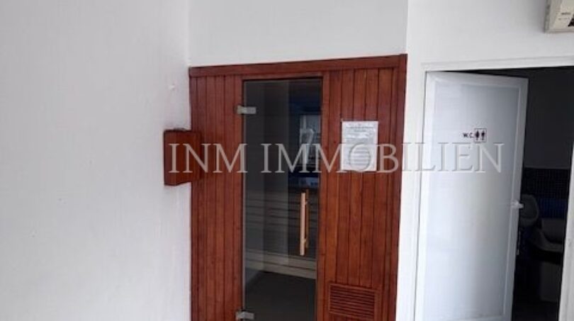 Saunabereich mit Holzkabine und WC-Zugang im Apartment-Komplex in Palmanova