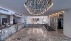 Elegante Lobby mit Marmorböden und Kristallleuchter im Apartmentkomplex Palmanova, Palma Nova