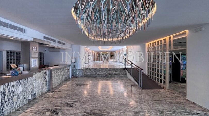 Elegante Lobby mit Marmorböden und Kristallleuchter im Apartmentkomplex Palmanova, Palma Nova