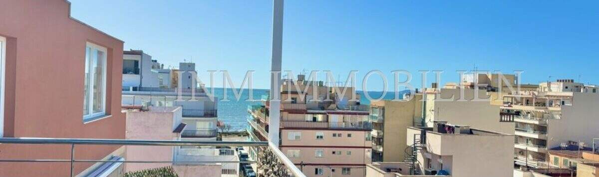 Dachterrasse des Penthouse mit Pergola und Meerblick über die Dächer der Playa de Palma