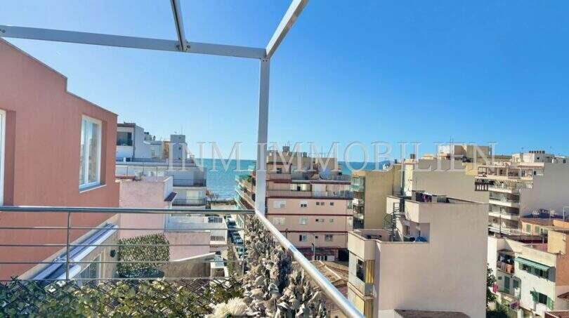 Dachterrasse des Penthouse mit Pergola und Meerblick über die Dächer der Playa de Palma