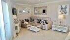 Helles Wohnzimmer des Luxus-Penthouses an der Playa de Palma mit eleganter Einrichtung und Designermöbeln.