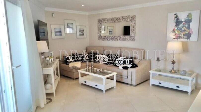 Helles Wohnzimmer des Luxus-Penthouses an der Playa de Palma mit eleganter Einrichtung und Designermöbeln.